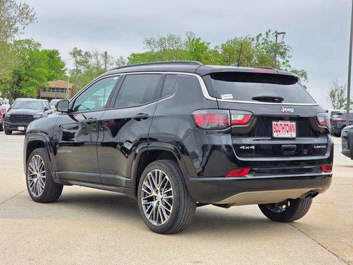 Diamond Black Crystal Pearlcoat 2022 Jeep Compass Limited
