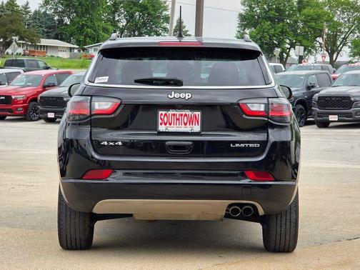 Diamond Black Crystal Pearlcoat 2022 Jeep Compass Limited