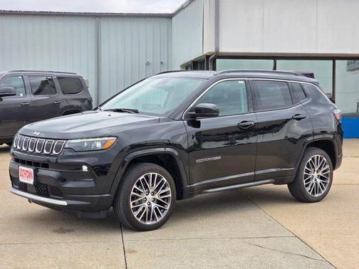 Diamond Black Crystal Pearlcoat 2022 Jeep Compass Limited