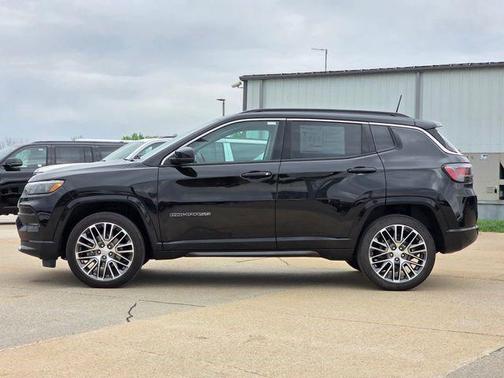 Diamond Black Crystal Pearlcoat 2022 Jeep Compass Limited