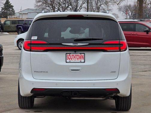 Bright White Clearcoat 2026 Chrysler Pacifica L