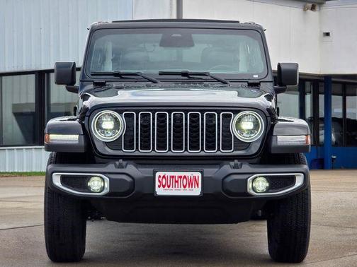 Black Clearcoat 2026 Jeep Wrangler 4-Door Sahara 4x4