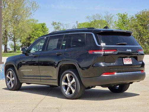Diamond Black Crystal Pearlcoat 2023 Jeep Grand Cherokee L Limited