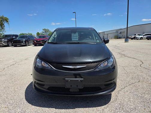 Brilliant Black Crystal Pearlcoat 2023 Chrysler Voyager LX