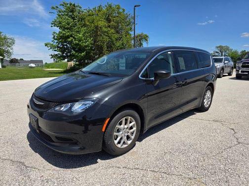 Brilliant Black Crystal Pearlcoat 2023 Chrysler Voyager LX