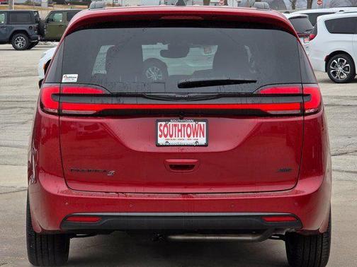 Red Hot Pearlcoat 2026 Chrysler Pacifica L