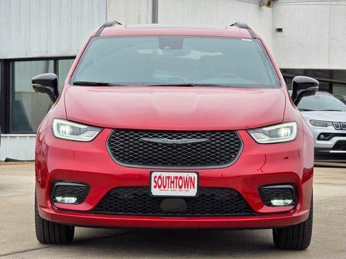 Red Hot Pearlcoat 2026 Chrysler Pacifica L