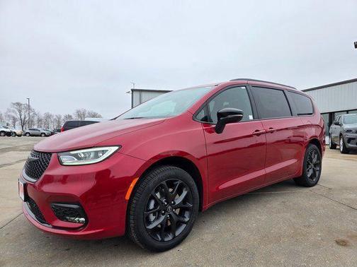 Red Hot Pearlcoat 2026 Chrysler Pacifica L