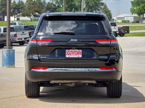 Diamond Black Crystal Pearlcoat 2023 Jeep Grand Cherokee Limited