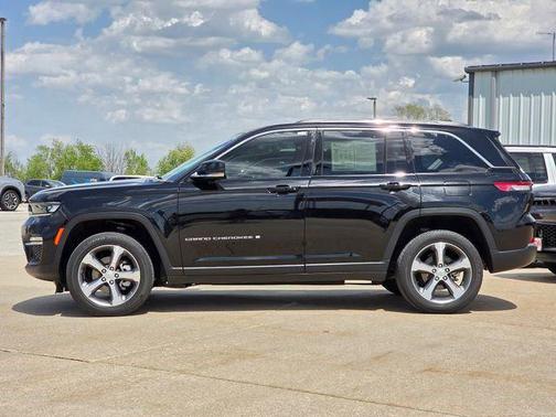 Diamond Black Crystal Pearlcoat 2023 Jeep Grand Cherokee Limited