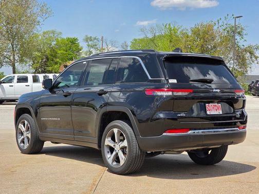 Diamond Black Crystal Pearlcoat 2023 Jeep Grand Cherokee Limited