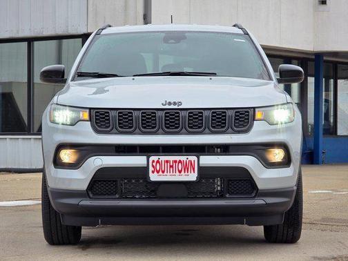 Silver Zynith Metallic Clearcoat 2026 Jeep Compass Latitude