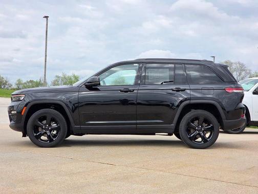Diamond Black Crystal Pearlcoat 2023 Jeep Grand Cherokee Limited