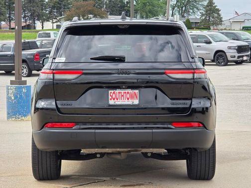Diamond Black Crystal Pearlcoat 2023 Jeep Grand Cherokee Limited