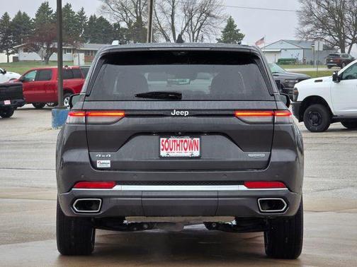 Baltic Gray Metallic Clearcoat 2022 Jeep Grand Cherokee Summit