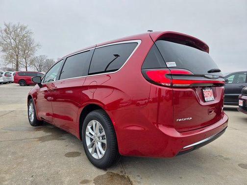 Red Hot Pearlcoat 2026 Chrysler Pacifica L