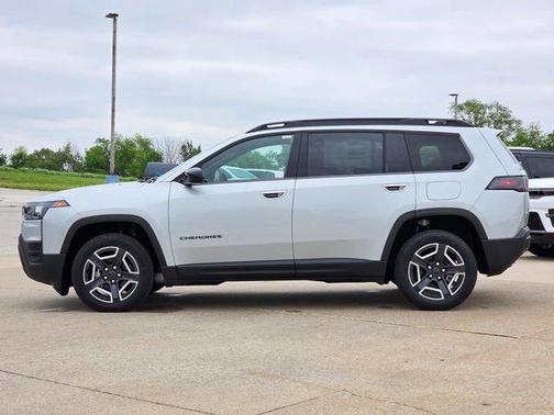 Silver Zynith Clearcoat 2026 Jeep Cherokee Laredo 4x4