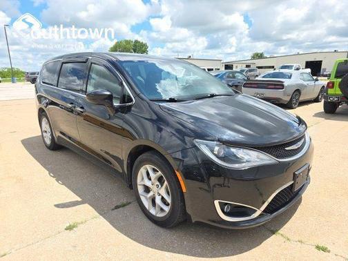 Brilliant Black Crystal Pearlcoat 2019 Chrysler Pacifica Touring Plus