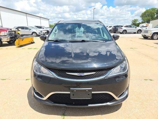 Brilliant Black Crystal Pearlcoat 2019 Chrysler Pacifica Touring Plus