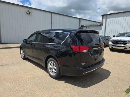 Brilliant Black Crystal Pearlcoat 2019 Chrysler Pacifica Touring Plus