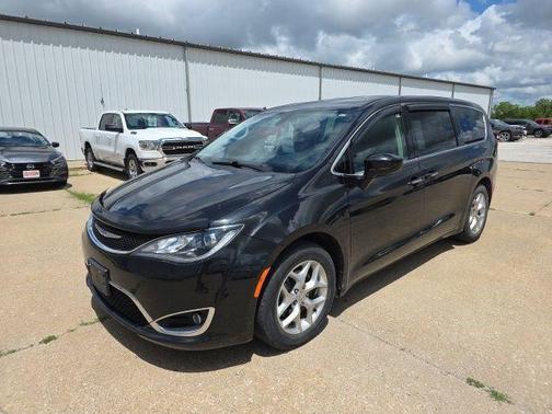 Brilliant Black Crystal Pearlcoat 2019 Chrysler Pacifica Touring Plus