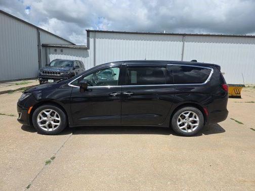 Brilliant Black Crystal Pearlcoat 2019 Chrysler Pacifica Touring Plus