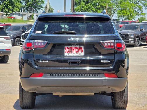 Diamond Black Crystal Pearlcoat 2022 Jeep Compass Latitude
