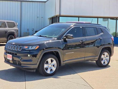 Diamond Black Crystal Pearlcoat 2022 Jeep Compass Latitude