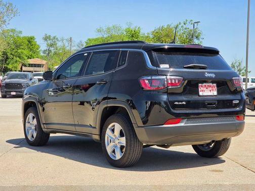 Diamond Black Crystal Pearlcoat 2022 Jeep Compass Latitude