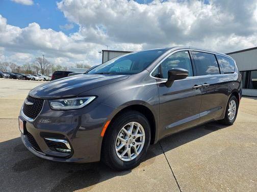 Granite Crystal Metallic Clearcoat 2023 Chrysler Pacifica Touring L