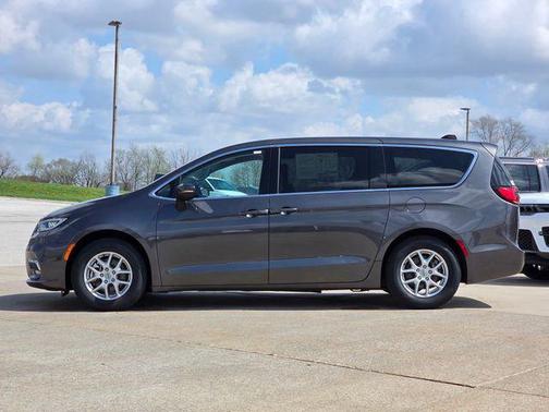 Granite Crystal Metallic Clearcoat 2023 Chrysler Pacifica Touring L
