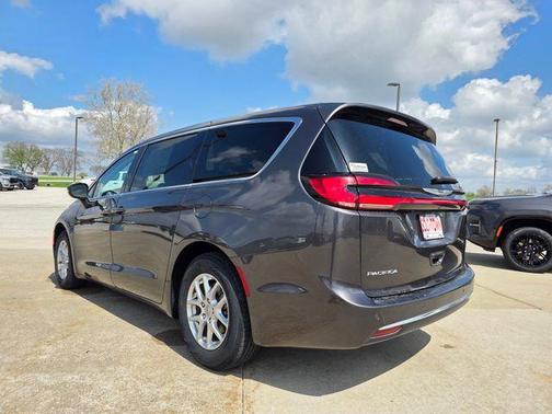 Granite Crystal Metallic Clearcoat 2023 Chrysler Pacifica Touring L