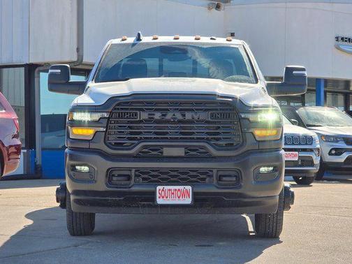 Bright White Clearcoat 2026 RAM 3500 Tradesman Crew Cab 4x4 8' Box