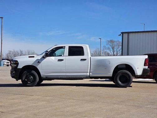 Bright White Clearcoat 2026 RAM 3500 Tradesman Crew Cab 4x4 8' Box