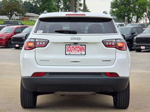 Bright White Clearcoat 2022 Jeep Compass Latitude