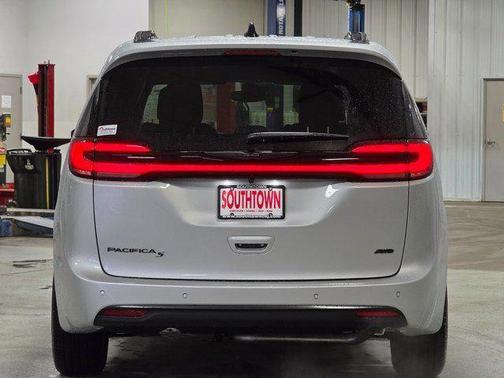 Silver Mist Clearcoat 2026 Chrysler Pacifica L