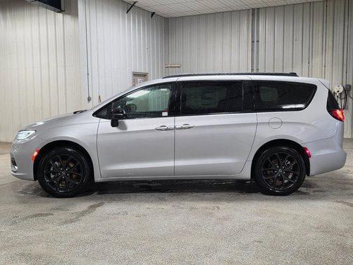 Silver Mist Clearcoat 2026 Chrysler Pacifica L