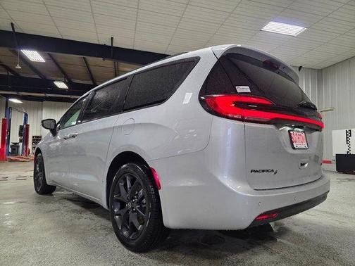 Silver Mist Clearcoat 2026 Chrysler Pacifica L