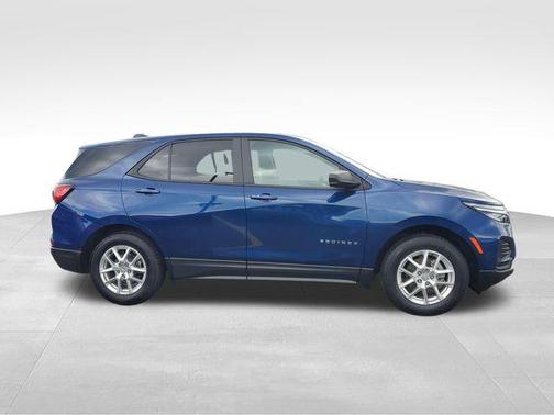 Blue Glow Metallic 2022 Chevrolet Equinox LS