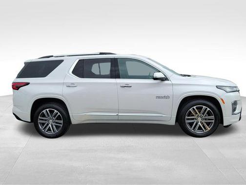 Iridescent Pearl Tricoat 2022 Chevrolet Traverse High Country
