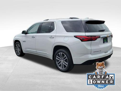 Iridescent Pearl Tricoat 2022 Chevrolet Traverse High Country