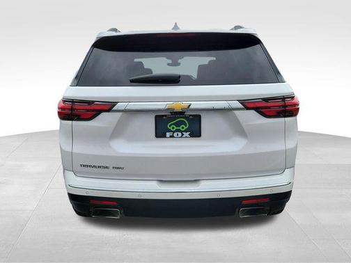 Iridescent Pearl Tricoat 2022 Chevrolet Traverse High Country