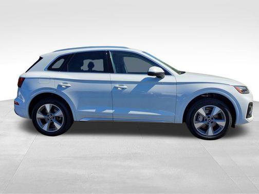 Glacier White Metallic 2023 Audi Q5 40 Premium Plus