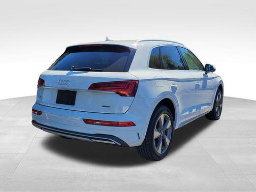Glacier White Metallic 2023 Audi Q5 40 Premium Plus
