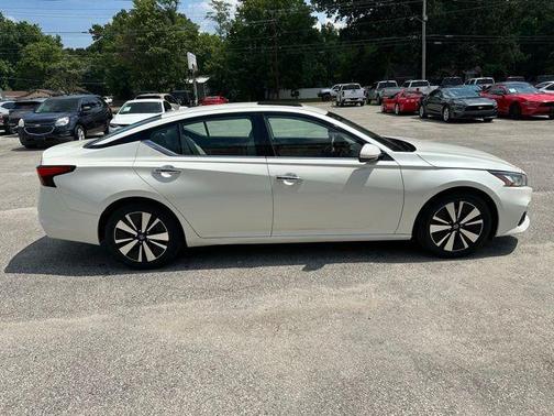 White 2019 Nissan Altima 2.5 SV