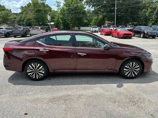 Garnet Pearl Me 2024 Nissan Altima 2.5 SV