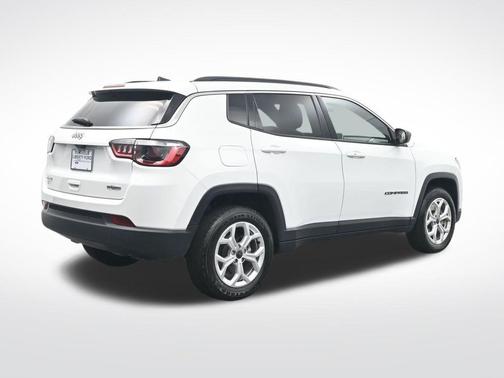 Bright White Clearcoat 2025 Jeep Compass Latitude