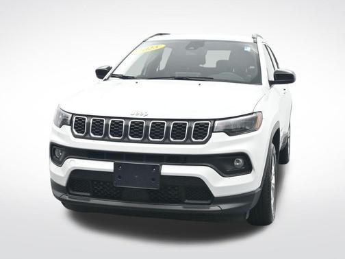 Bright White Clearcoat 2025 Jeep Compass Latitude