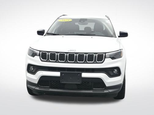Bright White Clearcoat 2025 Jeep Compass Latitude