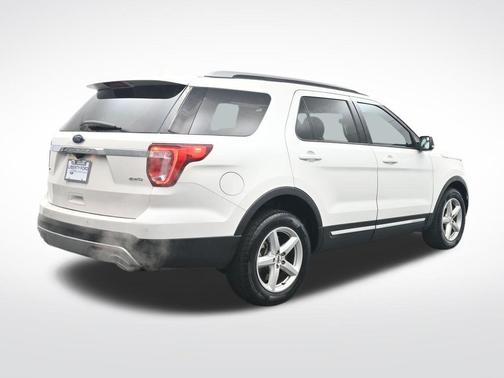 White Platinum Clearcoat Metallic 2017 Ford Explorer XLT